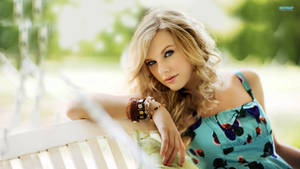 Tânără și lipsită de griji Taylor Swift wallpaper foto