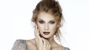 Taylor Swift machiaj nud și coc ciufulit fundal fotografie.