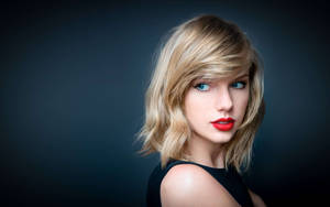 Taylor Swift arată superb cu păr blond și ochi verzi-albaștri fundal.