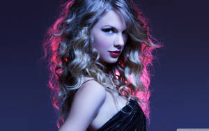 Taylor Swift cu păr blond creț și privire puternică