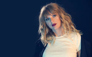 Taylor Swift cu părul simplu și frumos în dezordine – fundal