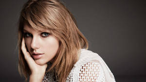 Drăguță Taylor Swift machiaj smokey eyes negru fundal.