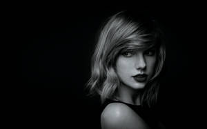 Taylor Swift portret alb-negru, muziciană sau compozitoare