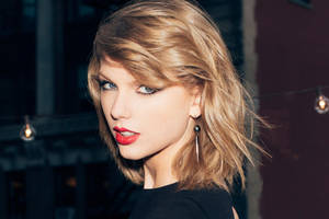 Taylor Swift cu privire puternică – fotografie fundal în poziție laterală