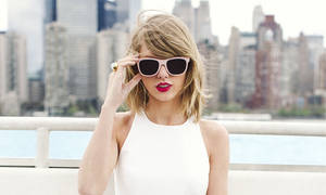Taylor Swift în alb pe fundal alb – fundal