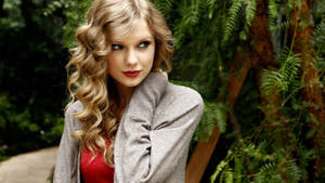Tare drăguță buclată Taylor Swift privire laterală wallpaper foto