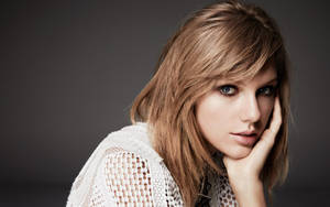 Taylor Swift păr căprui alun fundal HD.