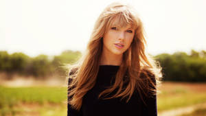 Taylor Swift sub soare wallpaper foto