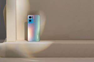Telefon Oppo Colorat Pe Fundal de Umbre