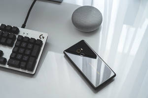 Telefon Xiaomi pe Masă — Xiaomi Fundal