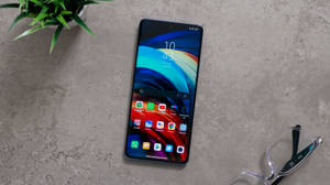 Telefon Xiaomi pe Pardoseală de Beton — Xiaomi Fundal