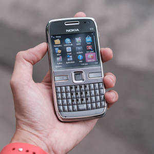 Telefonul cu Tastatură QWERTY Nokia E72 — Nokia Fundal
