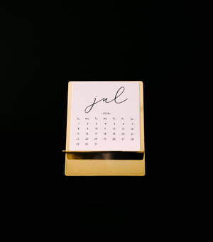 Calendar iulie 2018 în caiet cu ramă metalică aurie wallpaper — Galaxy Z Fold 6 Fundal