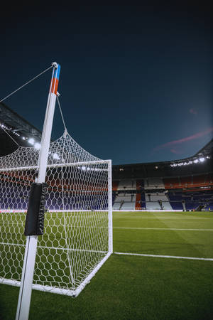 Tapet mobil cu poarta stadionului de fotbal pe cerul nopții