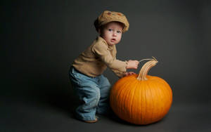 Wallpaper cu toddler drăguț de Halloween deasupra dovleacului. — Drăguț de Halloween Fundal