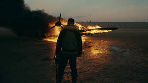 Tapet cu Tom Hardy în rolul Farrier în filmul Dunkirk, privind un avion în flacări.
