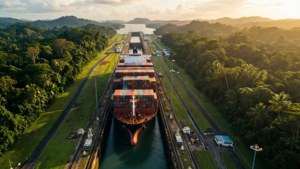 Vedere aeriană impresionantă a unei nave container care navighează prin Canalul Panama în timpul orei de aur. — Detaliat Fundal