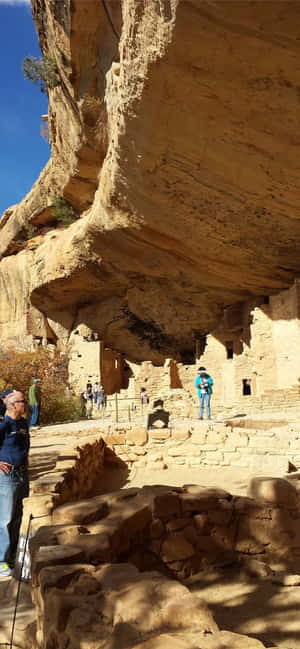 Turist explorând Parcul Național Mesa Verde — Vivo V60e Fundal