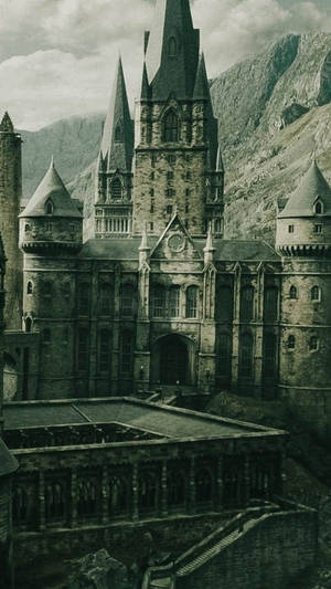 Estetică Hogwarts cu turnuri proeminente — Estetic Harry Potter Fundal