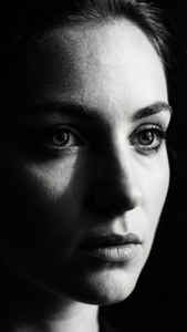 Portret alb-negru cu umbre dramatice și ochi intensi. — Estetică neagră GIF Fundal