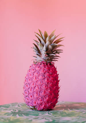Fond de ecran ananas roz strălucitor pe o masă cu fundal roz deschis — OnePlus Pad 3 Pro Fundal