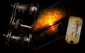 Wallpaper binocle clasice lângă o carte și o fotografie vintage apus. — True Black Fundal