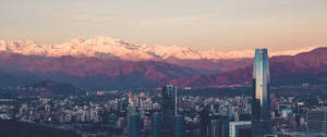 Orizont ultrawide cu clădiri și un munte, cu reflexie pastelată a luminii. — 3440x1440 Fundal