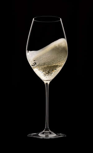 Un pahar de vin alb pentru a toast un moment special — Economisire baterie Fundal