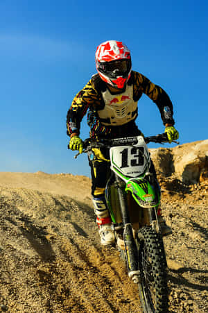Un pilot de motocross sare în aer pe un cer senin — Huawei MatePad 11.5 (2025) Fundal