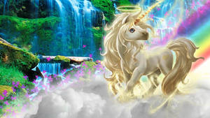 Unicorn fantastic cu păr maro-auriu, corn și nimb într-un loc ceresc plin de nori, iarbă verde și o cascadă.