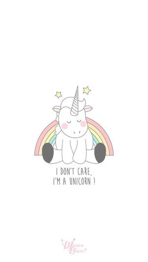 Unicorn Alb așezat în fața unui curcubeu pe un fundal alb minimalist care spune „Nu-mi pasă, sunt un unicorn”.