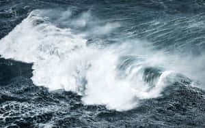 Valuri Oceanice Spargându-se la Apus — Valuri oceanice Fundal