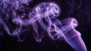 Vârtejuri elegante de fum violet pe un fundal întunecat, mistic și artistic. — Mov Fundal