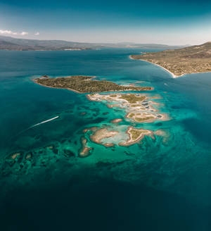 Fond de ecran Insulă mică în mijlocul oceanului în Grecia — Galaxy Z Fold Fundal