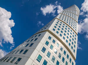 Vedere dramatică a Turning Torso, cel mai înalt edificiu din Suedia — MacBook Fundal