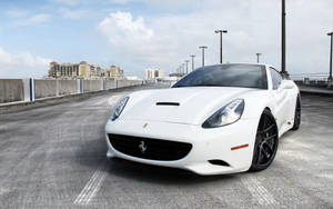 Ferrari California albă parcată, fundal pentru desktop.