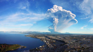 Tapet natură cu vulcan în erupție.