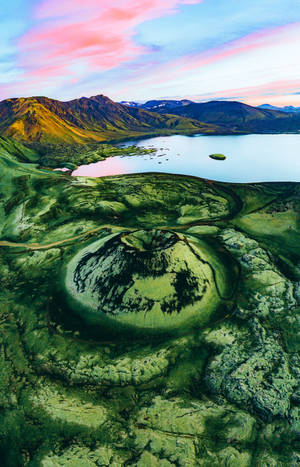 Tapet cu vulcan verde dormant din Islanda înconjurat de lac — Galaxy Tab S9 Fundal