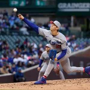 Walker Buehler aruncând o minge — 1:1 Fundal