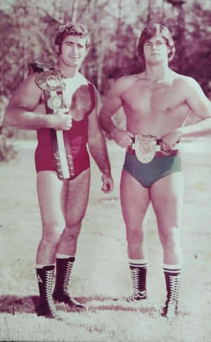 Wrestlers Bob Armstrong și Robert Fuller Vintage Full Shot — Moto Pad 60 Lite Fundal